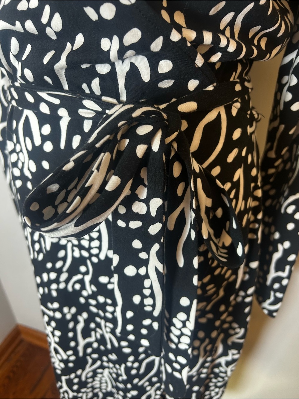 Diane Von Furstenberg Black and White Abstract Wrap Dress Size XL - Picture 2 of 6